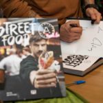 Ο Άκης Πετρετζίκης παρουσίασε το "Street Food" στη Γλυφάδα
